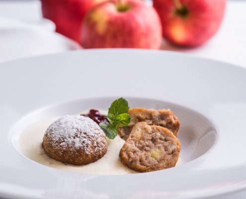 APFELKNÖDEL AUF MOSTSCHAUM